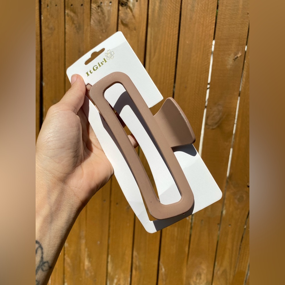 Matte Rounded Rectangular Cut-Out Claw Clip - Picture 2 of 6